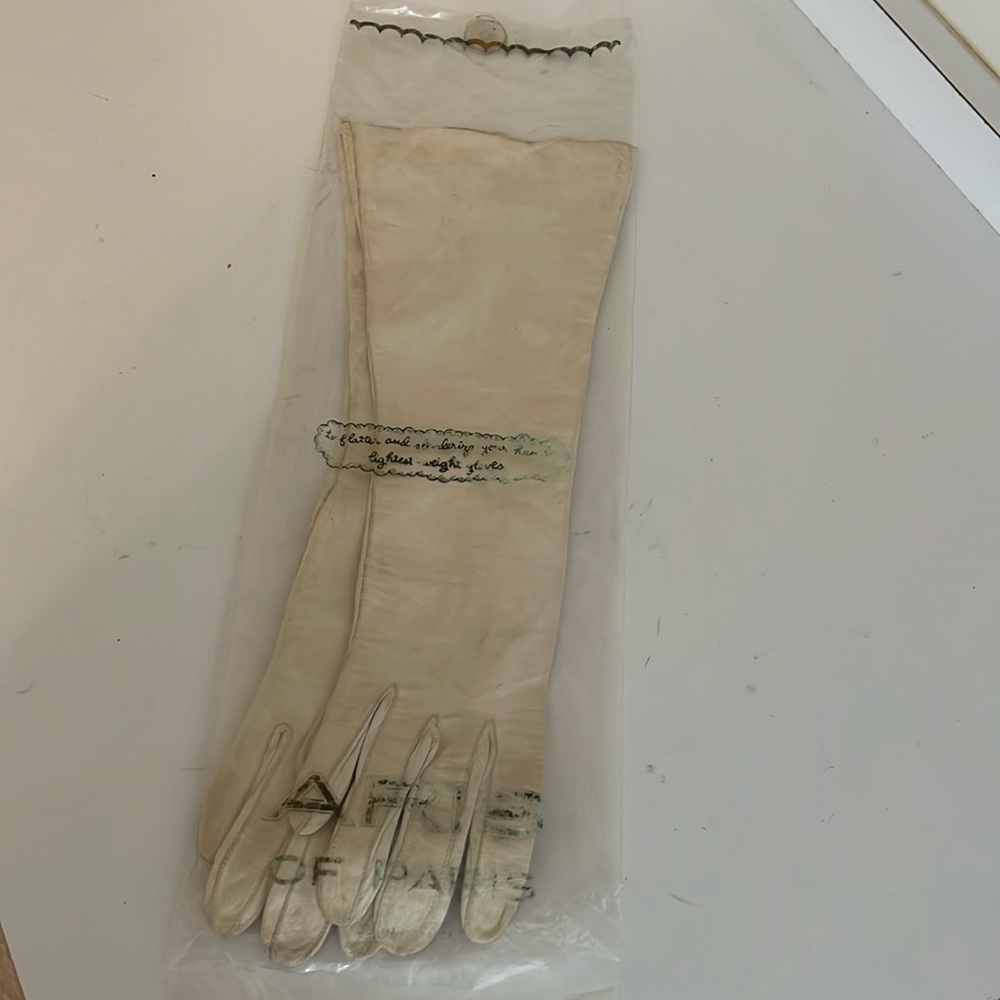 Vintage Aris of Paris Ladies long cream real kid leather gloves. LIKE NEW